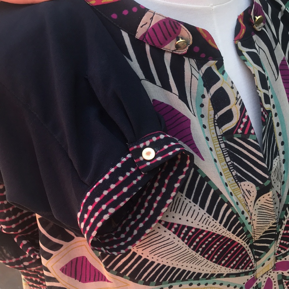 Gently used blouse mostly navy - Picture 4 of 6